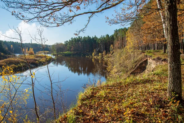 Ciel Bleu Nuages Reflétant Dans Eau Calme Rivière Gauja Latvia — Photo