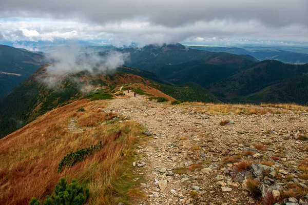 Wandern Über Wolken Der Slowakischen Tatra Markierte Wanderwege Mit Felsen — Stockfoto