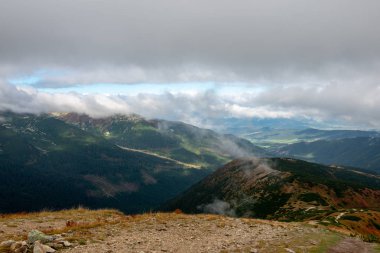 Slovakya'daki Tatra Dağları manzarasına. sis ve bulut dağ zirveleri renkli sonbaharda kaplı