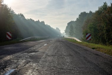 şehir dışında boş asfalt yol. temiz yüzey ve çizgiler ile kırsal driveway
