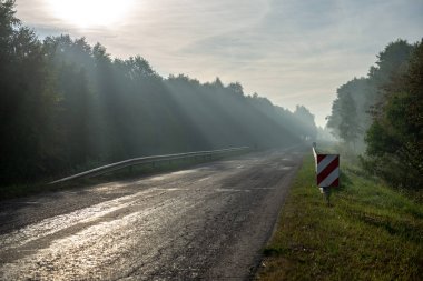 şehir dışında boş asfalt yol. temiz yüzey ve çizgiler ile kırsal driveway