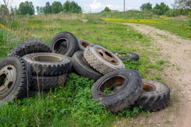 boş ülke stabilize yol çamur ile su birikintileri ve darbelere. kirli yol yüzeyi kum ve küçük taşlarla