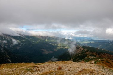 Slovakya'daki Tatra Dağları manzarasına. sis ve bulut dağ zirveleri renkli sonbaharda kaplı
