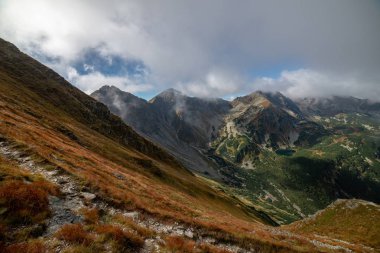 Slovakya'daki Tatra Dağları manzarasına. sis ve bulut dağ zirveleri renkli sonbaharda kaplı