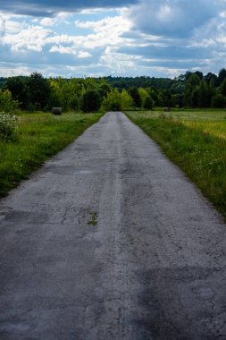 boş ülke stabilize yol çamur ile su birikintileri ve darbelere. kirli yol yüzeyi kum ve küçük taşlarla