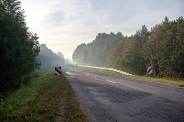şehir dışında boş asfalt yol. temiz yüzey ve çizgiler ile kırsal driveway