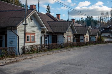 şehir dışında boş asfalt yol. temiz yüzey ve çizgiler ile kırsal driveway