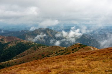 Slovakya'daki Tatra Dağları manzarasına. sis ve bulut dağ zirveleri renkli sonbaharda kaplı