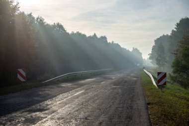 şehir dışında boş asfalt yol. temiz yüzey ve çizgiler ile kırsal driveway