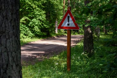 boş ülke stabilize yol çamur ile su birikintileri ve darbelere. kirli yol yüzeyi kum ve küçük taşlarla