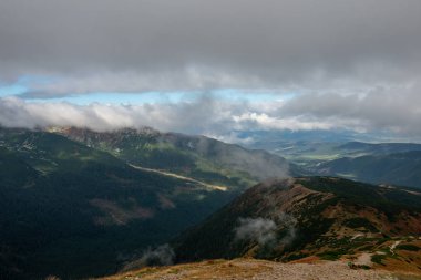 Slovakya'daki Tatra Dağları manzarasına. sis ve bulut dağ zirveleri renkli sonbaharda kaplı