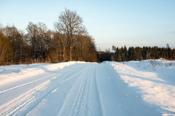 Route Couverte Neige Profonde Hiver Avec Traces Pneus — Photo