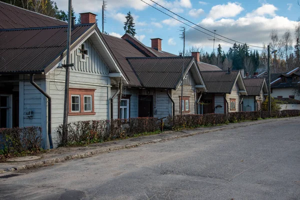 şehir dışında boş asfalt yol. temiz yüzey ve çizgiler ile kırsal driveway