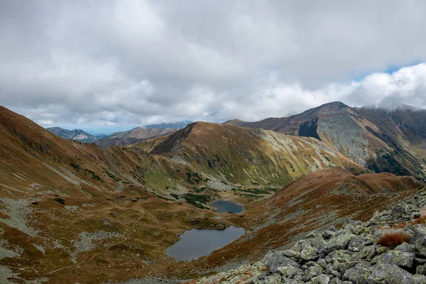 Vista Panorámica Las Montañas Tatra Eslovaquia Niebla Nubes Cubiertas Picos —  Fotos de Stock