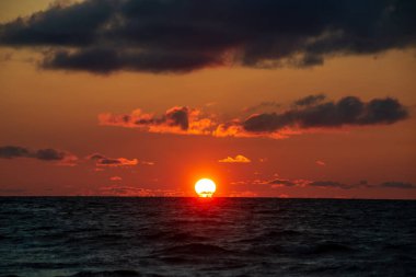 temiz gökyüzü ve sakin su ile yaz aylarında renkli günbatımı deniz sahilde. Baltık Denizi