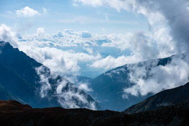 kırık bulutlar ve yaz günü güneş ile mavi gökyüzü arka plan üzerinde Slovakça Tatra mountain yüksek tepeler. turistik rotalar için yürüyüş