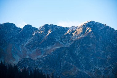 kırık bulutlar ve yaz günü güneş ile mavi gökyüzü arka plan üzerinde Slovakça Tatra mountain yüksek tepeler. turistik rotalar için yürüyüş