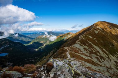 kırık bulutlar ve yaz günü güneş ile mavi gökyüzü arka plan üzerinde Slovakça Tatra mountain yüksek tepeler. turistik rotalar için yürüyüş