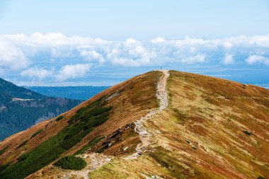 kırık bulutlar ve yaz günü güneş ile mavi gökyüzü arka plan üzerinde Slovakça Tatra mountain yüksek tepeler. turistik rotalar için yürüyüş