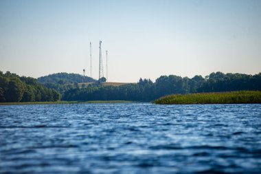 Hava günbatımı sakin su ve su sessiz simmetry ve ağaç yansımalar ile ülke göl kenarında sakin