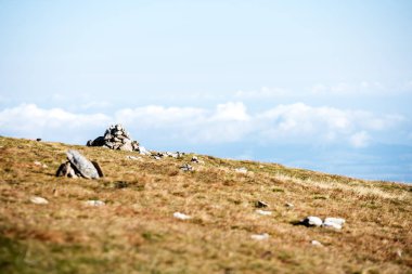 kırık bulutlar ve yaz günü güneş ile mavi gökyüzü arka plan üzerinde Slovakça Tatra mountain yüksek tepeler. turistik rotalar için yürüyüş