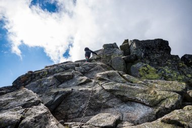 kırık bulutlar ve yaz günü güneş ile mavi gökyüzü arka plan üzerinde Slovakça Tatra mountain yüksek tepeler. turistik rotalar için yürüyüş