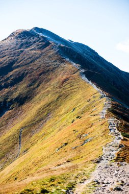 kırık bulutlar ve yaz günü güneş ile mavi gökyüzü arka plan üzerinde Slovakça Tatra mountain yüksek tepeler. turistik rotalar için yürüyüş