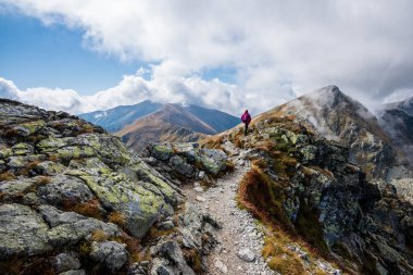 kırık bulutlar ve yaz günü güneş ile mavi gökyüzü arka plan üzerinde Slovakça Tatra mountain yüksek tepeler. turistik rotalar için yürüyüş