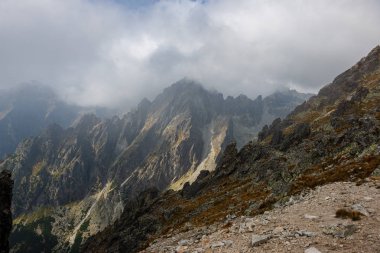 Slovakça rpcky dağ üst ayrıntılarda Tatra, bulutlar üzerinde en fazla yaz aylarında