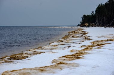 Kış kum Beach'te deniz ve bulutlu gün Karda donmuş buz blokları