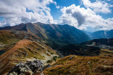 kırık bulutlar ve yaz günü güneş ile mavi gökyüzü arka plan üzerinde Slovakça Tatra mountain yüksek tepeler. turistik rotalar için yürüyüş