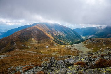 kırık bulutlar ve yaz günü güneş ile mavi gökyüzü arka plan üzerinde Slovakça Tatra mountain yüksek tepeler. turistik rotalar için yürüyüş