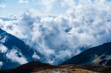 kırık bulutlar ve yaz günü güneş ile mavi gökyüzü arka plan üzerinde Slovakça Tatra mountain yüksek tepeler. turistik rotalar için yürüyüş