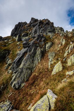 kırık bulutlar ve yaz günü güneş ile mavi gökyüzü arka plan üzerinde Slovakça Tatra mountain yüksek tepeler. turistik rotalar için yürüyüş