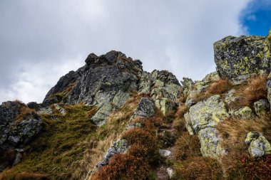 kırık bulutlar ve yaz günü güneş ile mavi gökyüzü arka plan üzerinde Slovakça Tatra mountain yüksek tepeler. turistik rotalar için yürüyüş