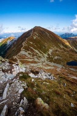 kırık bulutlar ve yaz günü güneş ile mavi gökyüzü arka plan üzerinde Slovakça Tatra mountain yüksek tepeler. turistik rotalar için yürüyüş