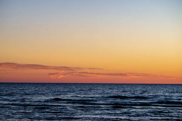 Pôr Sol Colorido Praia Mar Verão Com Céu Limpo Água — Fotografia de Stock