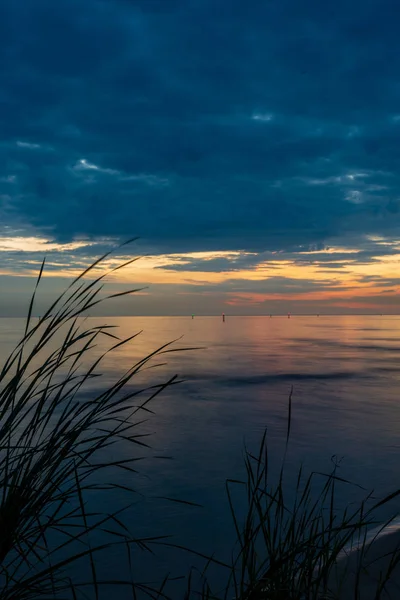 Farbenfroher Sonnenuntergang Meeresstrand Sommer Mit Klarem Himmel Und Ruhigem Wasser — Stockfoto