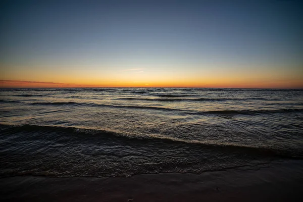 Colorido Atardecer Playa Del Mar Verano Con Cielo Limpio Aguas — Foto de Stock