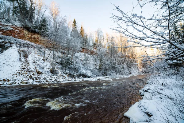 Rio Floresta Congelada Inverno Com Penhascos Arenito Neve Gelo Dia — Fotografia de Stock