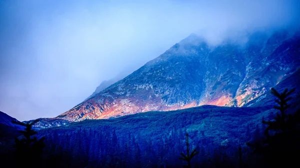 Die Hohen Gipfel Des Slowakischen Tatra Gebirges Vor Blauem Himmel — Stockfoto