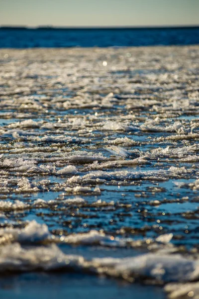 在冬季的沙滩上冰冻的冰块 阴天有沙子和雪 — 图库照片