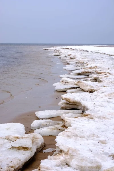 Zmrzlé Ledové Bloky Moře Zimě Pískem Sníh Zatažené Den — Stock fotografie