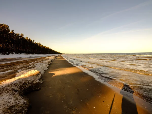 모래와 겨울에서 흐린된 — 스톡 사진