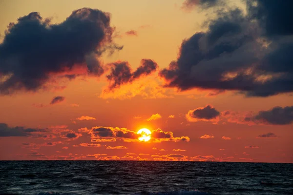 Kolorowy Zachód Słońca Plaży Lato Niebo Czyste Spokojne Wody Morza — Zdjęcie stockowe