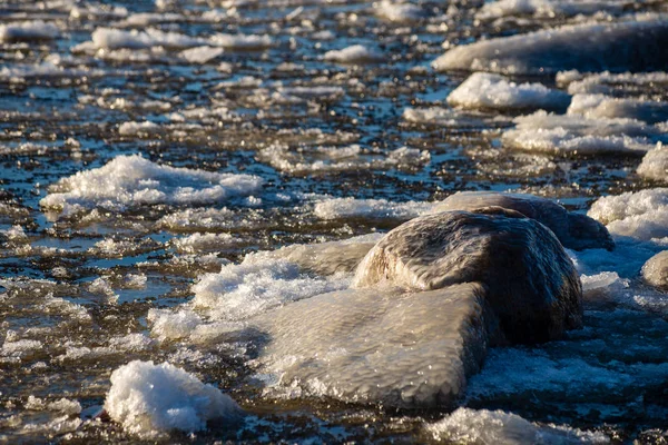 Fagyasztott Jégtömbök Télen Homokos Strandtól Borús Napon — Stock Fotó