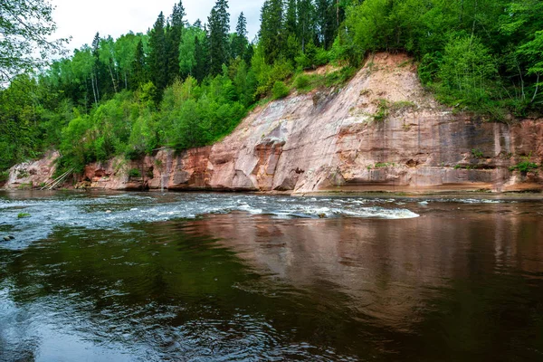 Zandstenen Rotsen Aan Kust Van Bos Rivier Zonnige Zomerdag Met — Stockfoto