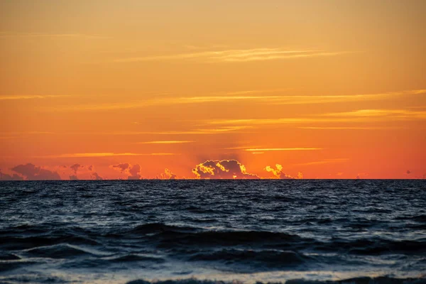 Farbenfroher Sonnenuntergang Meeresstrand Sommer Mit Klarem Himmel Und Ruhigem Wasser — Stockfoto