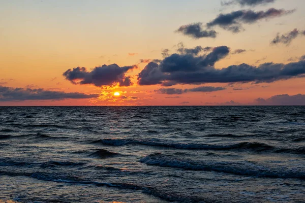 Tramonto Colorato Sulla Spiaggia Mare Estate Con Cielo Pulito Acqua — Foto Stock