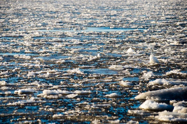 Gefrorene Eisblöcke Meeresstrand Winter Mit Sand Und Schnee Bewölkten Tagen — Stockfoto